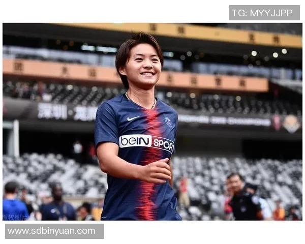 中国足球明星背后的女孩是谁她的故事让人感动不已